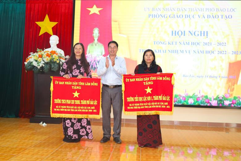 Trường Tiểu học Lộc Sơn 1 và Trường THCS Phan Chu Trinh nhận Cờ thi đua của UBND tỉnh Lâm Đồng