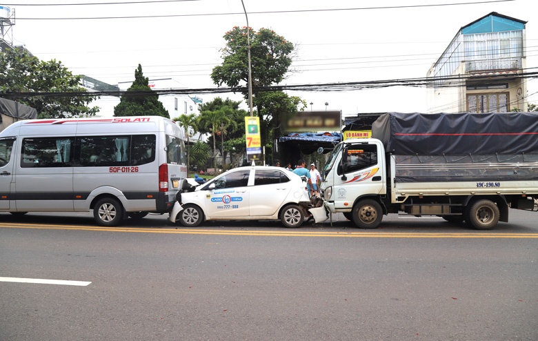 Bảo Lộc: Tai nạn liên hoàn, xe taxi bị tông bẹp dúm