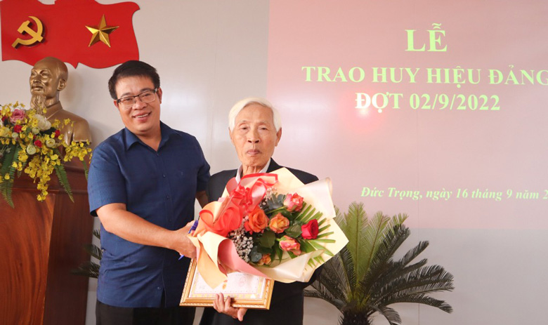 Đức Trọng: Trao Huy hiệu Đảng đợt 2/9 cho các đảng viên