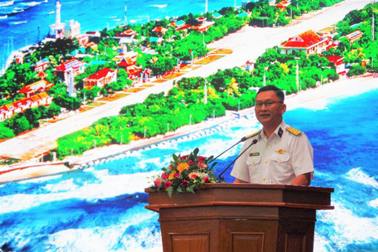 Đại tá Nguyễn Văn Quang - Ủy viên Đảng ủy Bộ Tư lệnh Vùng 4 Hải quân đã thông tin, tuyên truyền tại hội nghị