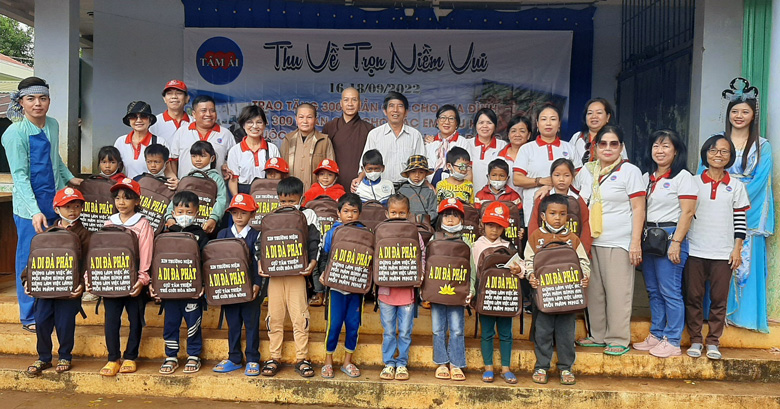 Tặng quà cho người nghèo, học sinh có hoàn cảnh khó khăn huyện Di Linh
