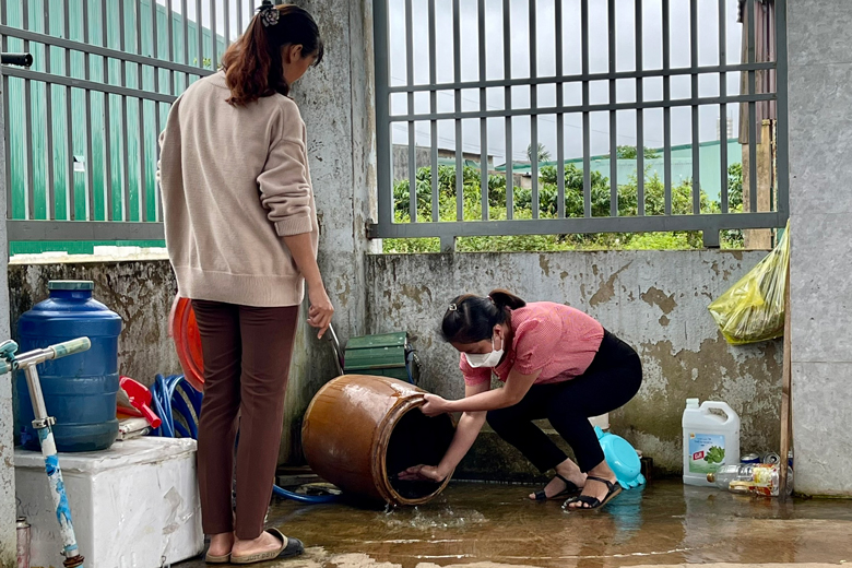 Nhân viên y tế đến tận hộ gia đình hướng dẫn diệt lăng quăng phòng bệnh sốt xuất huyết tại thị trấn Lộc Thắng (Bảo Lâm)