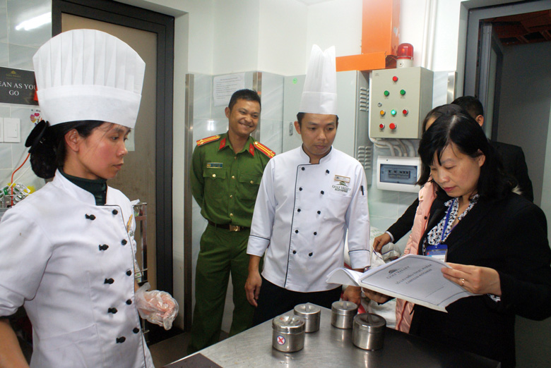 Đoàn kiểm tra liên ngành về ATTP tỉnh kiểm tra công tác lưu mẫu thức ăn của nhà hàng tại TP Đà Lạt