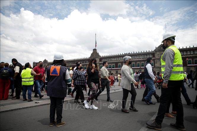 Người dân Mexico tập trung tại quảng trường Zocalo, thủ đô Mexico City khi xảy ra trận động đất mạnh, ngày 19/9/2022