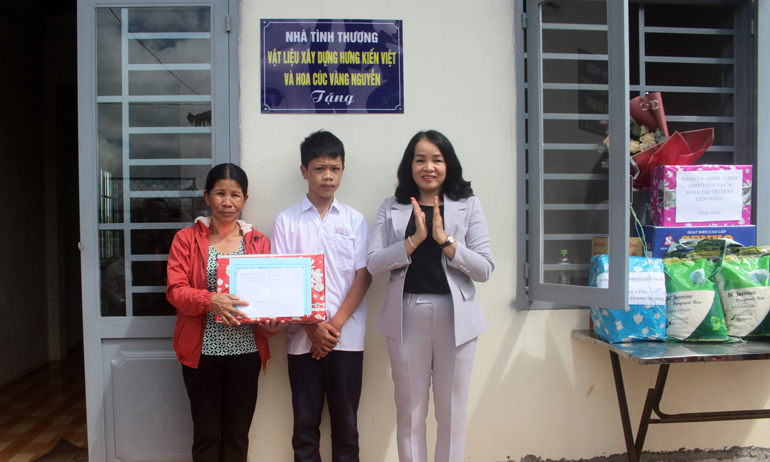 Bà Phạm Thị Thanh Thúy – Phó Chủ tịch UBND huyện Đức Trọng trao quà cho gia đình bà Nhỏi