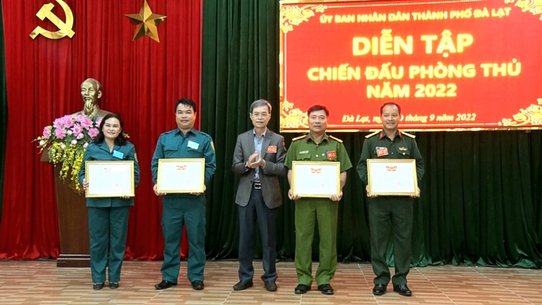 Ông Trần Duy Hùng - Bí thư Thành ủy Đà Lạt trao giấy khen cho 4 tập thể có thành tích xuất sắc trong diễn tập chiến đấu phòng thủ năm 2022