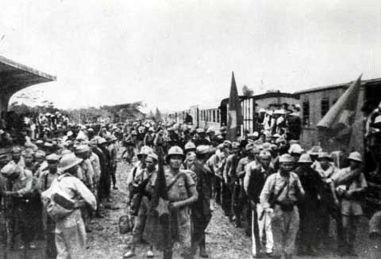 Một đơn vị Nam tiến tại ga Hàng Cỏ, Hà Nội trước khi lên đường vào Nam chi viện cho mặt trận Nam Bộ vào cuối tháng 9/1945. Ảnh: Tư liệu lịch sử