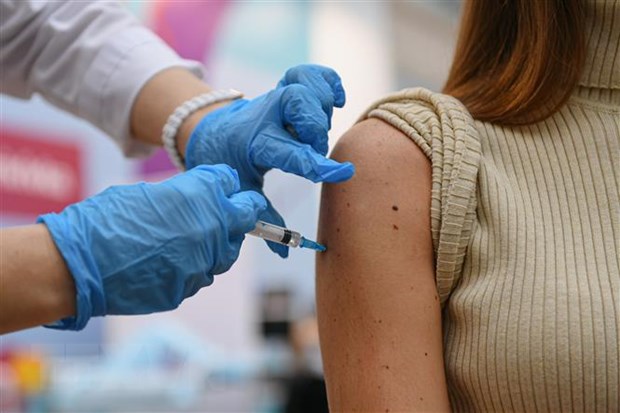 Nhân viên y tế tiêm vaccine phòng COVID-19 cho người dân tại Moskva, Nga, ngày 30/9/2021