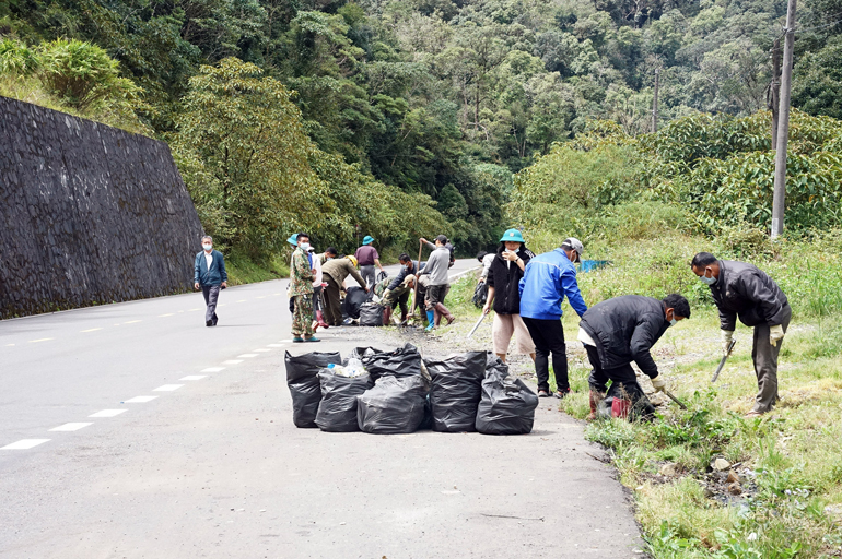 Hưởng ứng Chiến dịch làm cho thế giới sạch hơn tại Vườn Quốc gia Bidoup-Núi Bà