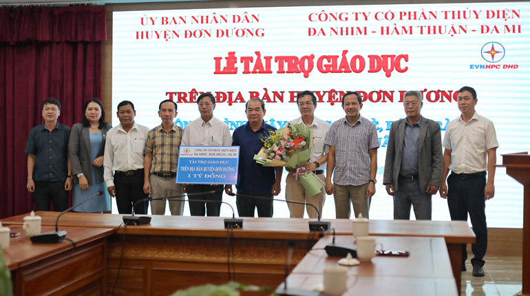 Lãnh đạo Công ty DHD trao biểu trưng hỗ trợ 1 tỷ đồng cho ngành giáo dục huyện Đơn Dương chiều nay