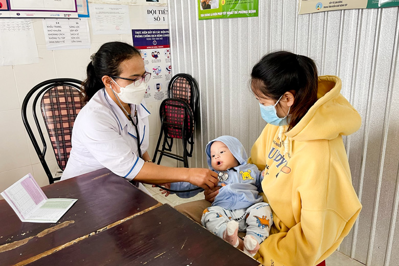 Khám và tiêm chủng vắc xin 5 trong 1 cho trẻ em tại Trạm Y tế thị trấn Lộc Thắng (Bảo Lâm). Ảnh:  Diệu Hiền
