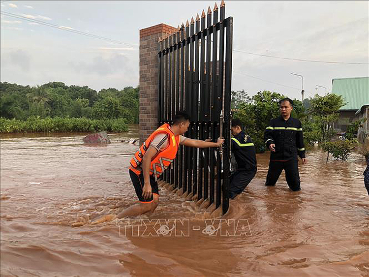 Lực lượng chức năng hỗ trợ người dân xã Thanh Lương (thị xã Bình Long, tỉnh Bình Phước) khắc phục hậu quả do mưa lũ gây ra ngày 22/9