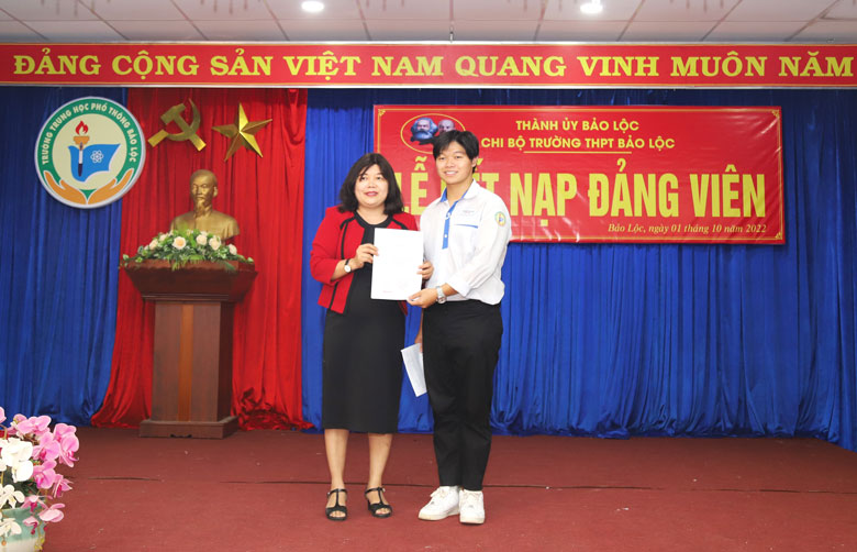 Thêm 1 học sinh trường THPT Bảo Lộc vinh dự được kết nạp Đảng