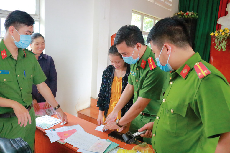 Công an huyện Lâm Hà tổ chức lưu động làm căn cước công dân cho người dân địa phương