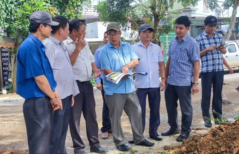Đồng chí Nguyễn Ngọc Phúc – Bí thư Huyện ủy Đức Trọng kiểm tra các công trình trên địa bàn