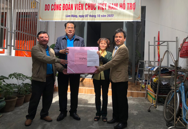 Công đoàn Viên chức tỉnh trao quà cho chị Trần Thị Thúy Vân