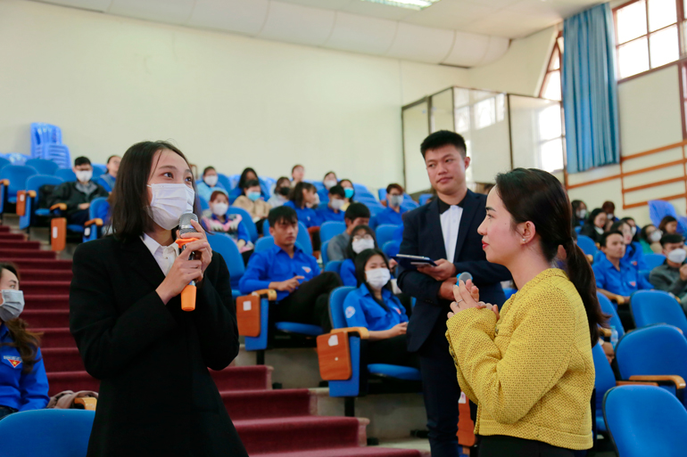 Bà Lê Hồng Loan – Trường phòng Hành chính - Nhân sự PNJ trao đổi với sinh viên về bí quyết chinh phục nhà tuyển dụng