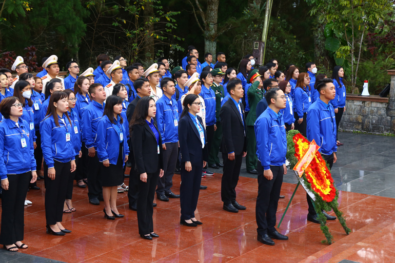 Đoàn đại biểu dự Đại Đoàn TNCS Hồ Chí Minh tỉnh Lâm Đồng lần thứ XI dâng hoa tại Nghĩa trang Liệt sĩ Đà Lạt