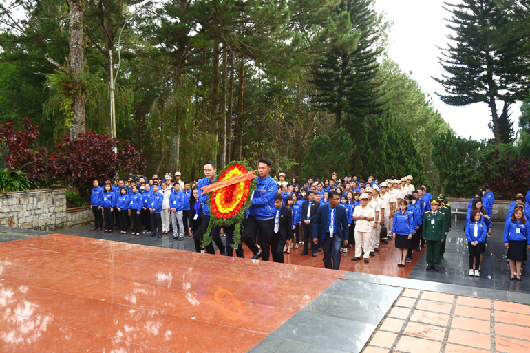 Đoàn đại biểu dự Đại Đoàn TNCS Hồ Chí Minh tỉnh Lâm Đồng lần thứ XI dâng hoa tại Nghĩa trang Liệt sĩ Đà Lạt