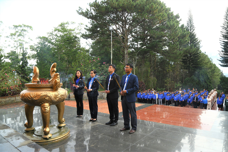 Thường trực Tỉnh Đoàn dâng hương tại Đài tưởng niệm Nghĩa trang liệt sĩ Đà Lạt