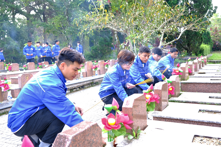 Các đại biểu thắp hương tại các phần mộ liệt sĩ