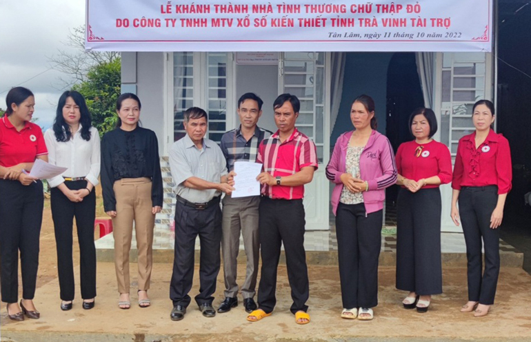 Lãnh đạo Hội Chữ thập đỏ tỉnh Lâm Đồng cùng đại diện đơn vị tài trợ trao quyết định cho gia đình anh K’ Mong