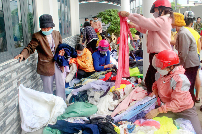 Hàng tháng, Giáo xứ Tùng Nghĩa đều tổ chức trao quà và gian hàng quần áo cũ để giúp đỡ giáo dân có hoàn cảnh khó khăn