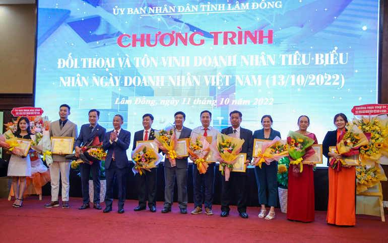 Chủ tịch UBND tỉnh Lâm Đồng Trần Văn Hiệp trao Bằng khen cho các doanh nhân tiêu biểu