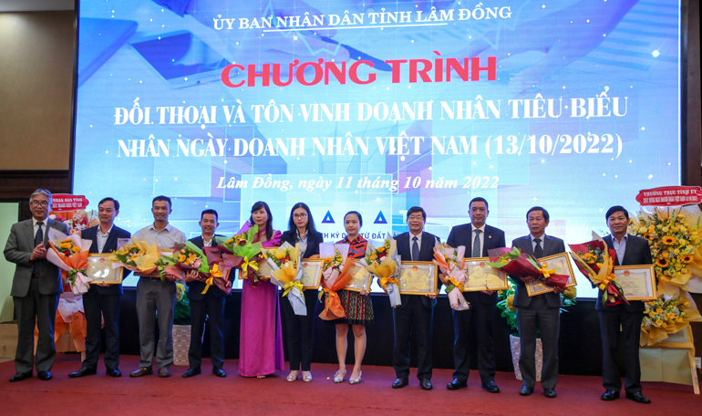 Giám đốc Sở Công thương Lâm Đồng Hoàng Trọng Hiền trao Bằng khen của UBND tỉnh cho các doanh nhân tiêu biểu