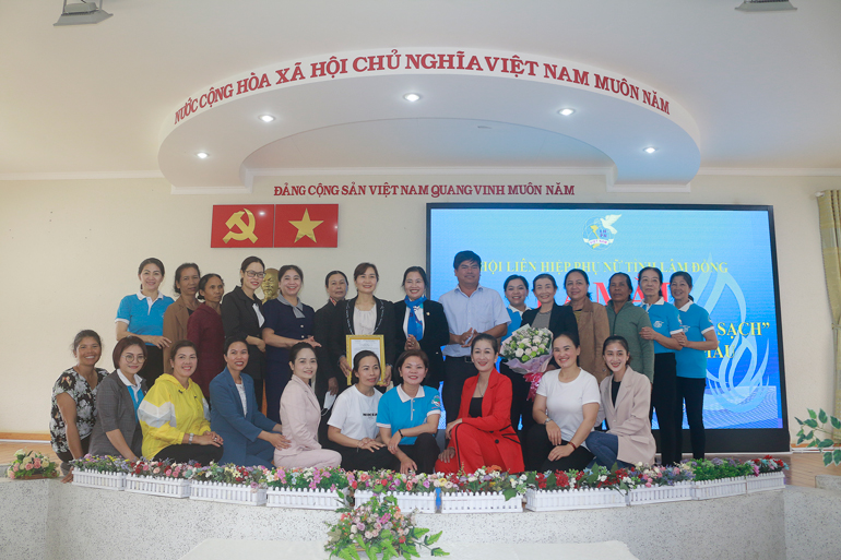 Lãnh đạo Hội LHPN tỉnh, lãnh đạo UBND huyện Đơn Dương và Đảng ủy xã Lạc Lâm chúc mừng các thành viên mô hình “5 có, 3 sạch” xã Lạc Lâm