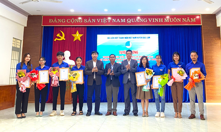 Lãnh đạo huyện Bảo Lâm trao tặng khen thưởng tuyên dương thanh niên tiên tiến làm theo lời Bác cho các cá nhân