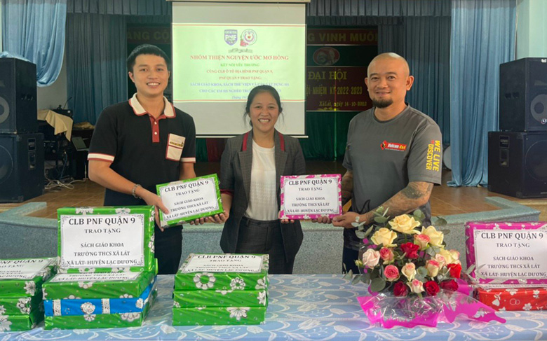 Lạc Dương: Trao tặng quà cho học sinh nghèo vùng sâu