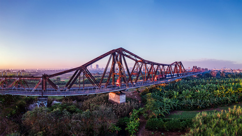 Cây cầu có chiều dài 1.862m. Có một đường ray dành cho tàu hỏa ở giữa và hai bên có đường dành cho xe cơ giới và người đi bộ.