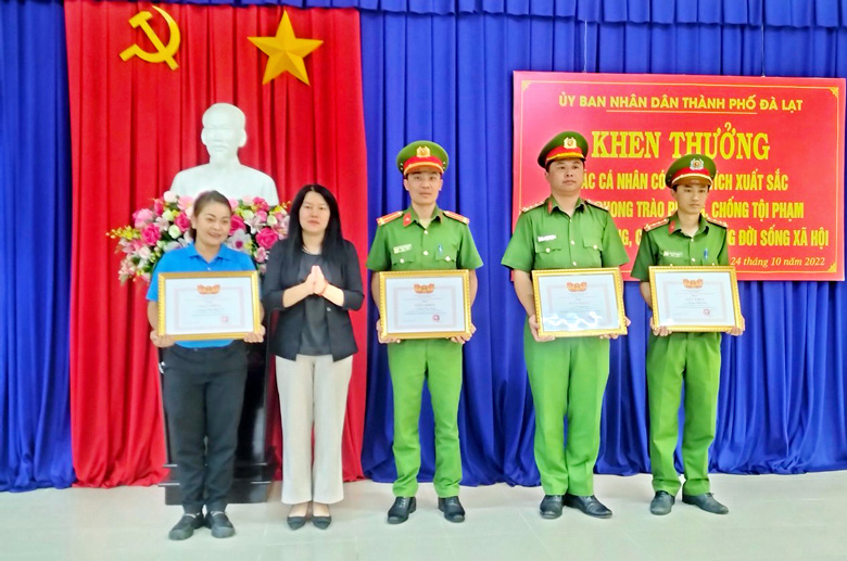 Bà Trần Thị Vũ Loan trao giấy khen của Chủ tịch UBND TP Đà Lạt cho 4 cá nhân có thành tích xuất sắc trong phong trào phòng, chống tội phạm và có hành động, cử chỉ đẹp trong đời sống xã hội