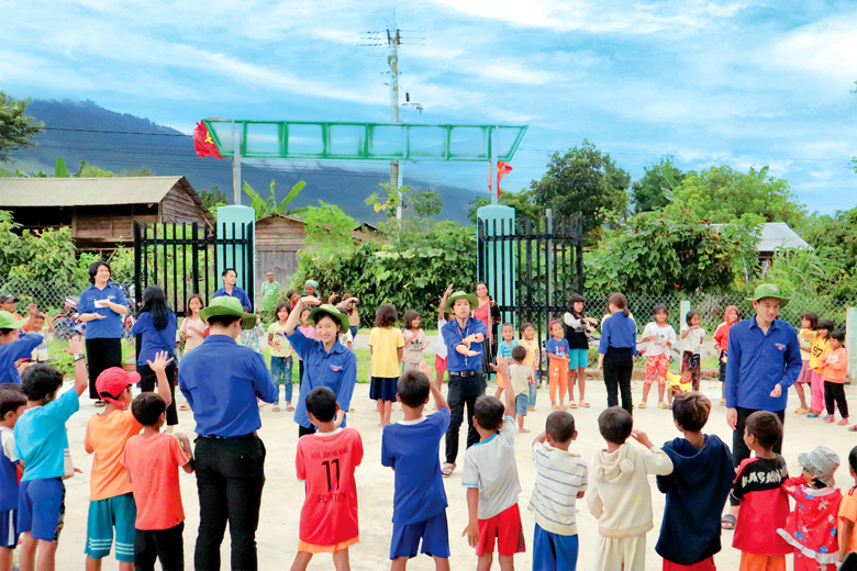 Trẻ em thôn N’Tôl vui chơi trong sân hội trường đã được sửa chữa khang trang