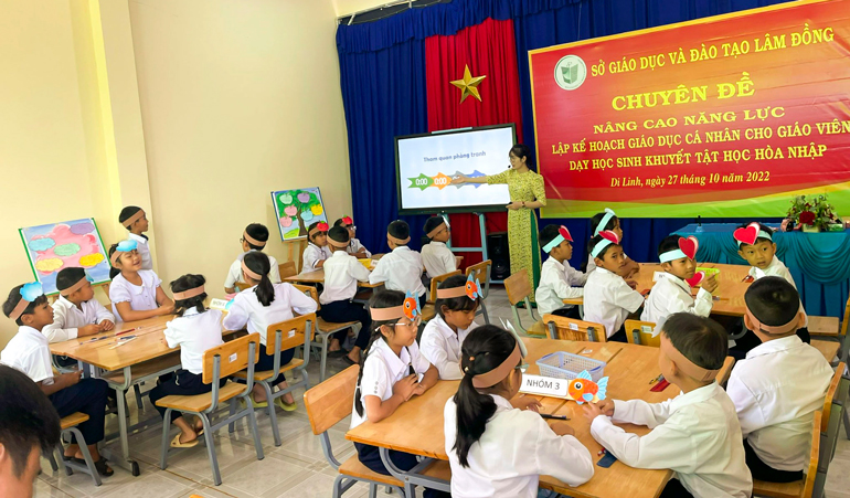 Giáo viên thực hiện dạy chuyên đề tại Trường Tiểu học Kim Đồng, huyện Di Linh