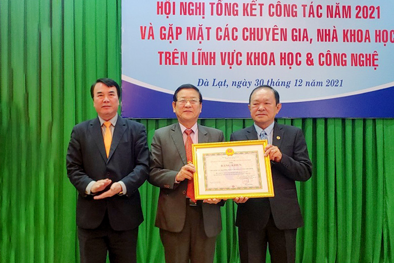Liên hiệp các Hội Khoa học và Kỹ thuật tỉnh Lâm Đồng đón nhận Bằng khen của UBND tỉnh vì đạt thành tích xuất sắc trong năm 2021