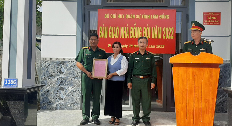 Đại tá Nguyễn Văn Sơn - Phó Chính ủy Bộ Chỉ huy Quân sự tỉnh Lâm Đồng trao quyết định bàn giao nhà đồng đội cho đồng chí K’ Tốs