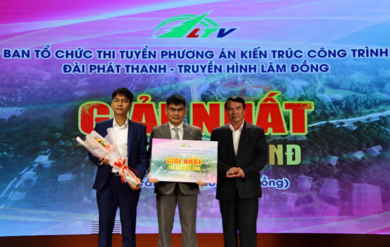 Ông Phạm S - Phó Chủ tịch UBND tỉnh trao giải nhất cho Liên danh Công ty Cổ phần tư vấn thiết kế ADA và cộng sự và Viện Quản lý Đầu tư Xây dựng