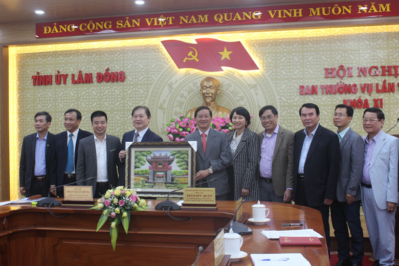 Tặng quà cho Liên hiệp các Hội Khoa học và Kỹ thuật Việt Nam