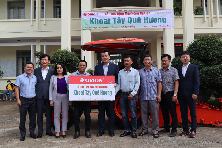 Công ty TNHH thực phẩm Orion Vina trao tặng 1 máy nông nghiệp Kobuta trị giá hơn 300 triệu đồng cho Tổ hợp tác trồng khoai tây xã Phú Hội