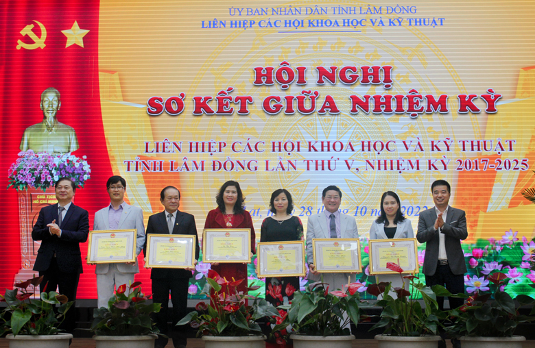 Trao Bằng khen của Liên hiệp các Hội Khoa học và Kỹ thuật Việt Nam cho các tập thể cá nhân xuất sắc