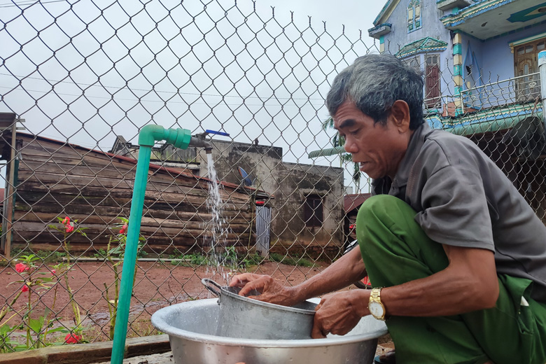 Người dân Đinh Trang Thượng vui mừng khi có nước sạch sử dụng