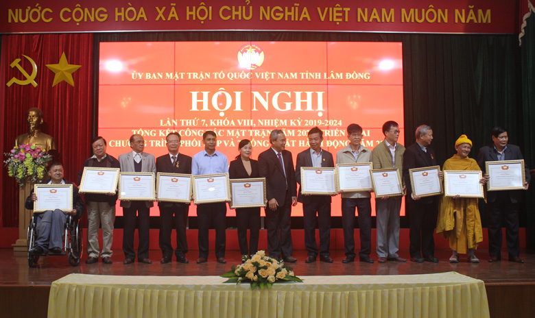 Đại diện Hội NKT tỉnh (bìa trái) nhận Bằng khen của Ủy ban MTTQ tỉnh vì có nhiều đóng góp tích cực cho hoạt động an sinh xã hội