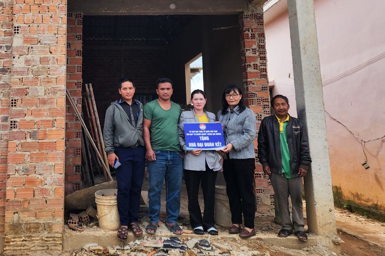 Ủy ban MTTQ Việt Nam huyện Lạc Dương hỗ trợ làm nhà đại đoàn kết cho hộ nghèo từ nguồn Quỹ “Vì người nghèo”