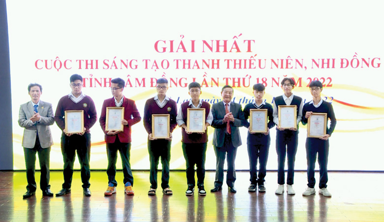 Trao giải cho các tác giả tại Cuộc thi Sáng tạo thanh, thiếu niên, nhi đồng tỉnh Lâm Đồng lần thứ 18 - năm 2022