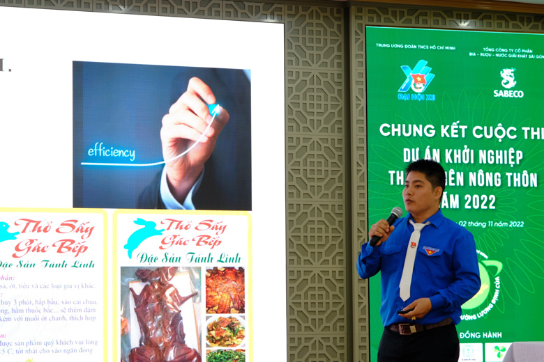 Thí sinh Hồ Hữu Nghị đến từ tỉnh Bình Thuận trình bày Dự án Chăn nuôi và chế biến các sản phẩm từ thỏ