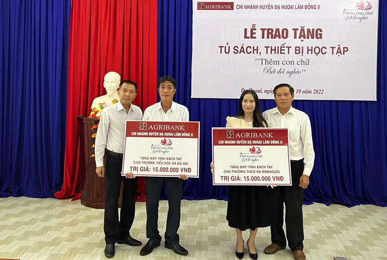Agribank Chi nhánh Lâm Đồng II trao tặng tủ sách, thiết bị học tập