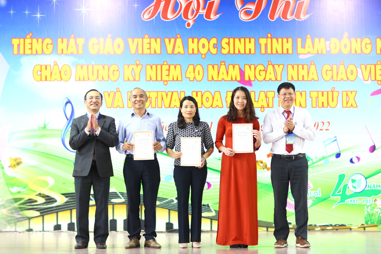 Ông Trần Đức Lợi - Phó Giám đốc Sở Giáo dục và Đào tạo tỉnh Lâm Đồng trao giải nhất và nhì toàn đoàn cho các đơn vị xuất sắc