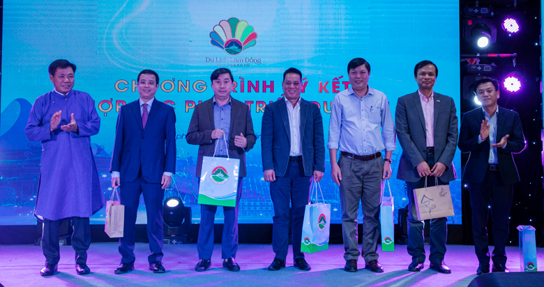 Ông Nguyễn Văn Sơn - Phó Chủ tịch UBND TP Đà Lạt tặng sản phẩm đặc sản của Đà Lạt cho đại diện các tỉnh miền Trung